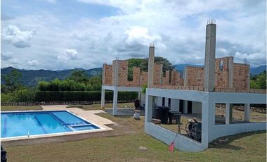 Casa en Obra negra con Piscina en La Mesa