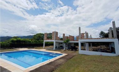Casa en Obra negra con Piscina en La Mesa