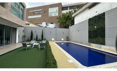 SE VENDE CASA CERCA AL CENTRO COMERCIAL VIVA