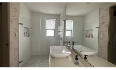 SE VENDE CASA CERCA AL CENTRO COMERCIAL VIVA