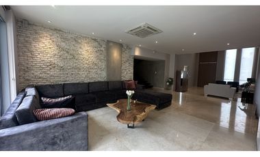 SE VENDE CASA CERCA AL CENTRO COMERCIAL VIVA