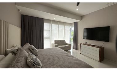 SE VENDE CASA CERCA AL CENTRO COMERCIAL VIVA