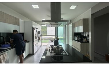 SE VENDE CASA CERCA AL CENTRO COMERCIAL VIVA