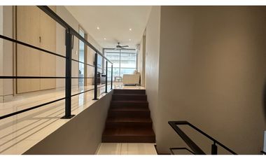 SE VENDE CASA CERCA AL CENTRO COMERCIAL VIVA