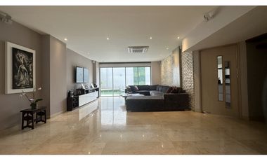 SE VENDE CASA CERCA AL CENTRO COMERCIAL VIVA
