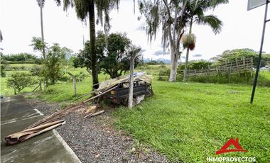 Renta! Lote suburbano con 2 locales comerciales sobre la vía Cerritos