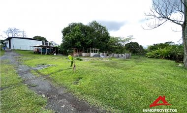 Renta! Lote suburbano con 2 locales comerciales sobre la vía Cerritos