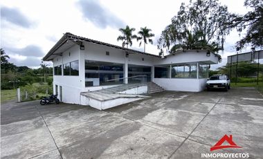 Renta! Lote suburbano con 2 locales comerciales sobre la vía Cerritos