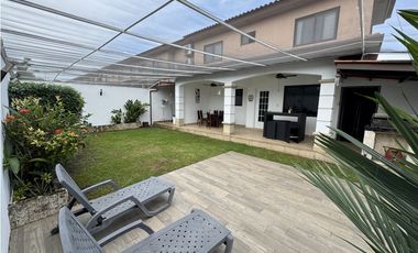CASA EN VERSALLES/ 4 HAB/ 3 BAÑOS/ CBE/ TERRAZA/ $310,000