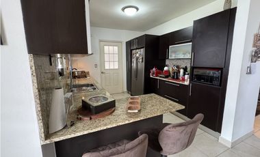 CASA EN VERSALLES/ 4 HAB/ 3 BAÑOS/ CBE/ TERRAZA/ $310,000