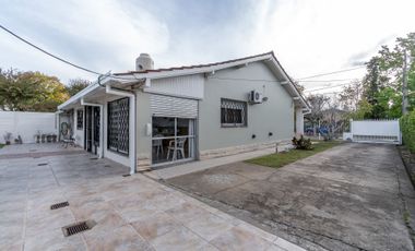 VENTA CASA CON QUINCHO FONDO Y PILETA EN CITY BELL
