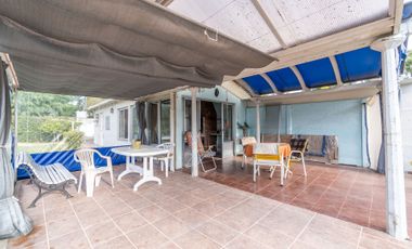 VENTA CASA CON QUINCHO FONDO Y PILETA EN CITY BELL