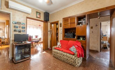 VENTA CASA CON QUINCHO FONDO Y PILETA EN CITY BELL