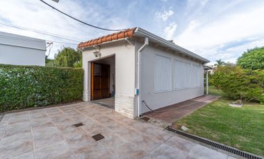 VENTA CASA CON QUINCHO FONDO Y PILETA EN CITY BELL