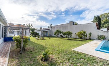 VENTA CASA CON QUINCHO FONDO Y PILETA EN CITY BELL
