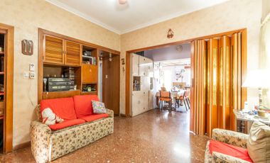 VENTA CASA CON QUINCHO FONDO Y PILETA EN CITY BELL