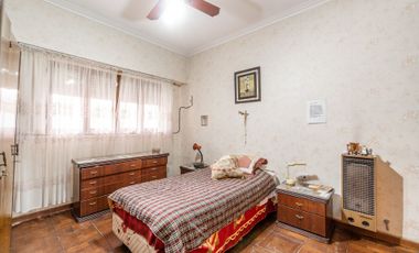 VENTA CASA CON QUINCHO FONDO Y PILETA EN CITY BELL