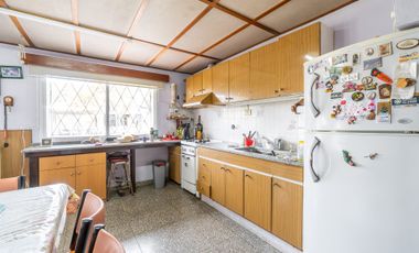 VENTA CASA CON QUINCHO FONDO Y PILETA EN CITY BELL
