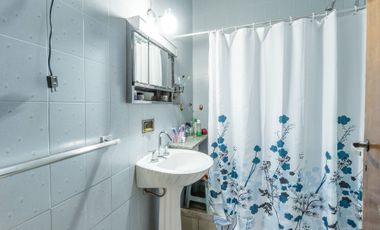 VENTA CASA CON QUINCHO FONDO Y PILETA EN CITY BELL