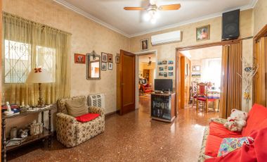 VENTA CASA CON QUINCHO FONDO Y PILETA EN CITY BELL