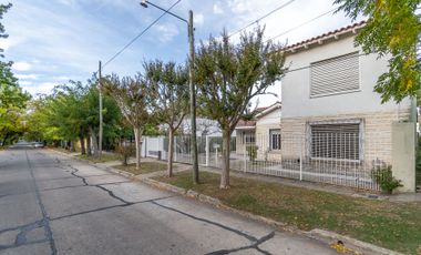 VENTA CASA CON QUINCHO FONDO Y PILETA EN CITY BELL