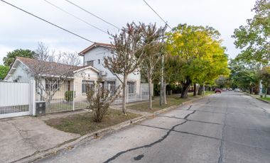 VENTA CASA CON QUINCHO FONDO Y PILETA EN CITY BELL