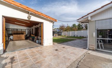 VENTA CASA CON QUINCHO FONDO Y PILETA EN CITY BELL