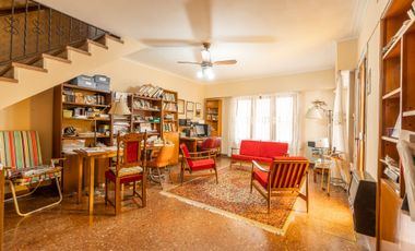 VENTA CASA CON QUINCHO FONDO Y PILETA EN CITY BELL