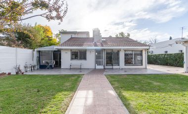 VENTA CASA CON QUINCHO FONDO Y PILETA EN CITY BELL