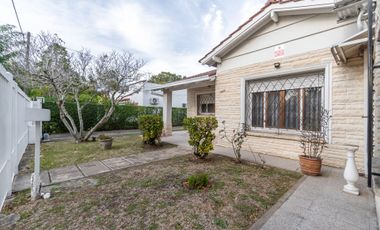 VENTA CASA CON QUINCHO FONDO Y PILETA EN CITY BELL