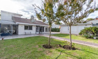 VENTA CASA CON QUINCHO FONDO Y PILETA EN CITY BELL