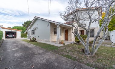 VENTA CASA CON QUINCHO FONDO Y PILETA EN CITY BELL
