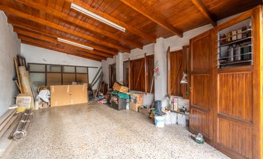 VENTA CASA CON QUINCHO FONDO Y PILETA EN CITY BELL