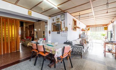 VENTA CASA CON QUINCHO FONDO Y PILETA EN CITY BELL