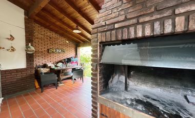 venta casa 4 ambientes con jardin  y cochera