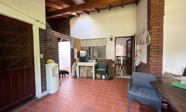 venta casa 4 ambientes con jardin  y cochera