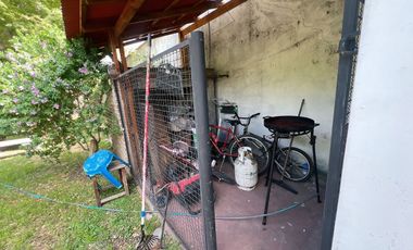 venta casa 4 ambientes con jardin  y cochera