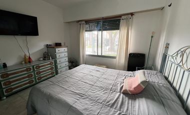 venta casa 4 ambientes con jardin  y cochera