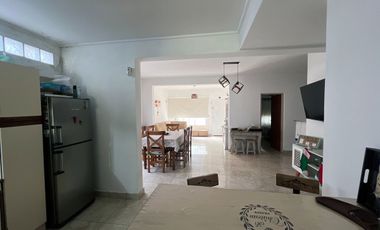 venta casa 4 ambientes con jardin  y cochera