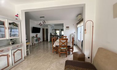 venta casa 4 ambientes con jardin  y cochera