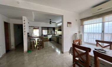 venta casa 4 ambientes con jardin  y cochera