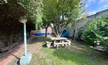 venta casa 4 ambientes con jardin  y cochera
