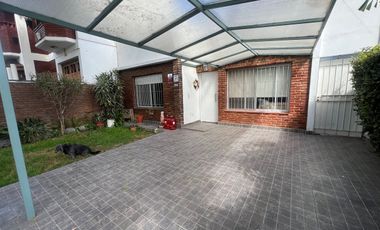 venta casa 4 ambientes con jardin  y cochera