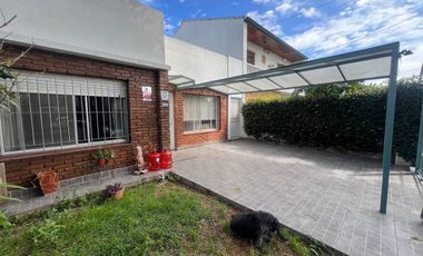 venta casa 4 ambientes con jardin  y cochera
