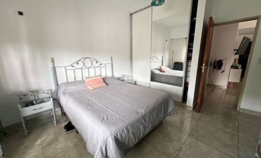 venta casa 4 ambientes con jardin  y cochera