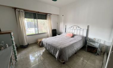venta casa 4 ambientes con jardin  y cochera