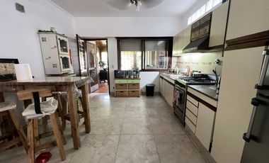 venta casa 4 ambientes con jardin  y cochera
