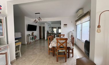 venta casa 4 ambientes con jardin  y cochera
