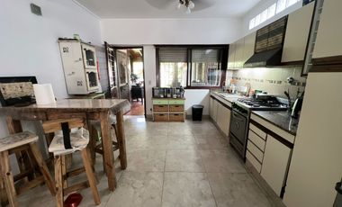 venta casa 4 ambientes con jardin  y cochera