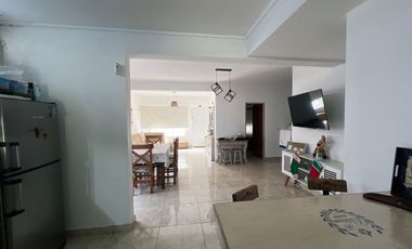 venta casa 4 ambientes con jardin  y cochera